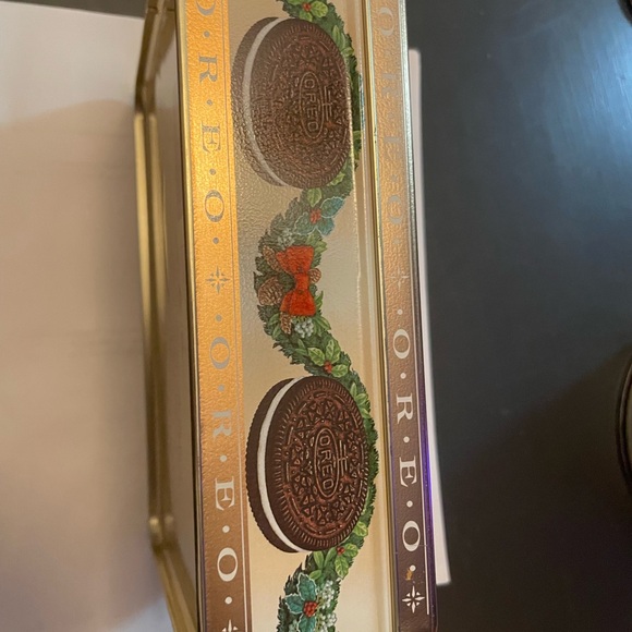 Oreo Decorative Tin with Festive Wreath Design - Picture 2 of 4